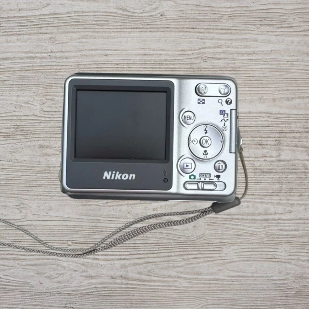 Nikon Coolpix L4 Compact Digital Camera *NOT WORKING* Original Box Case Cables++